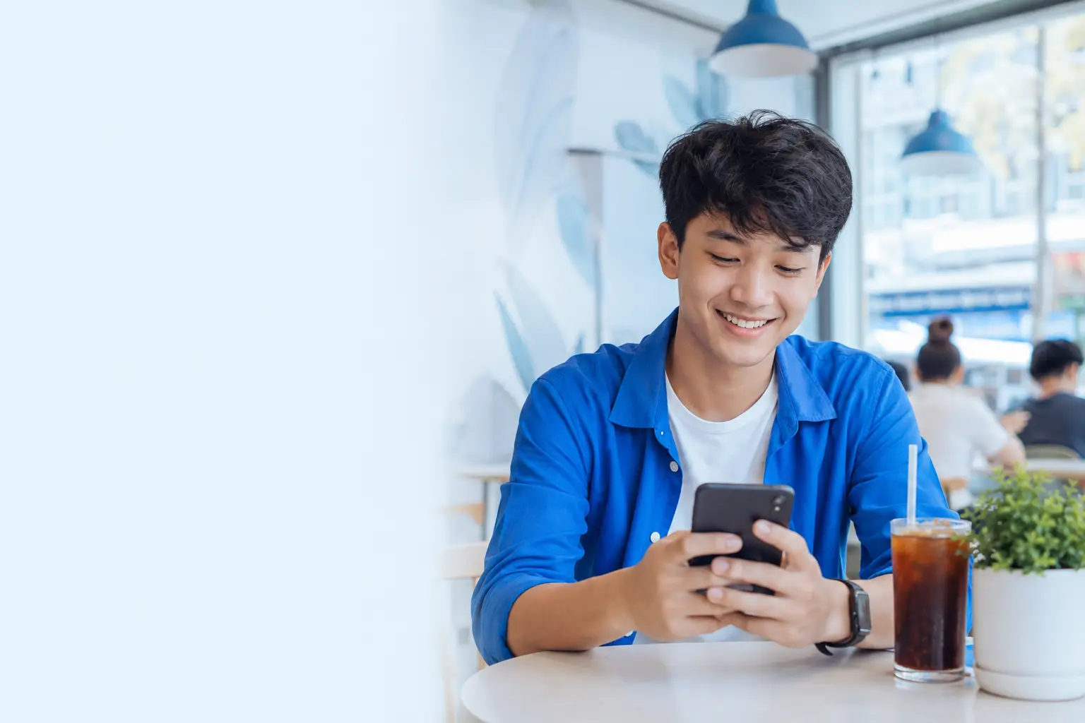 Người dùng GoLike tham gia hoạt động tích điểm trên điện thoại